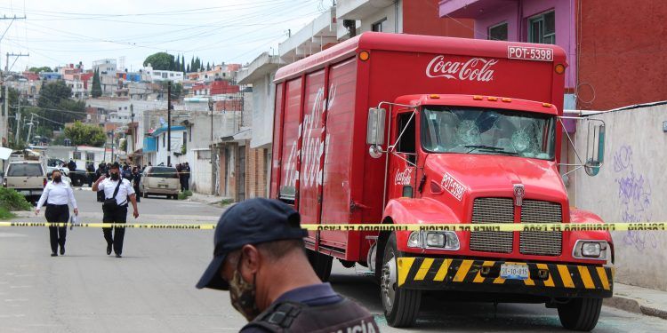 Camión de empresa refresquera atropella a menor en la colonia La Joya