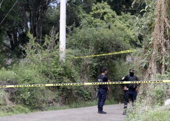 En El Verde, hallan cuerpo envuelto en lona de propaganda política