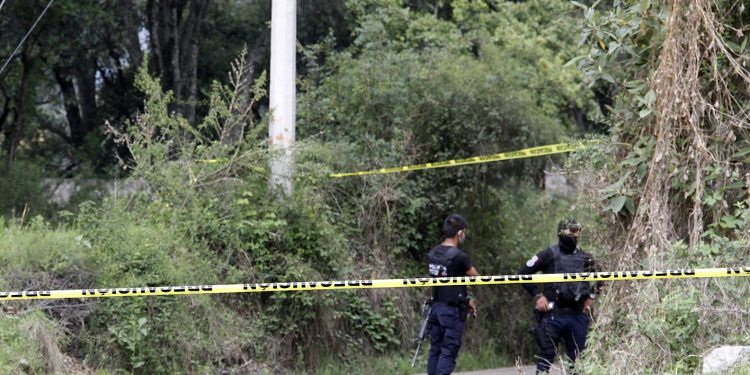 En El Verde, hallan cuerpo envuelto en lona de propaganda política