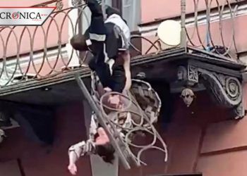 Graban caída de pareja rusa desde un balcón tras violenta pelea