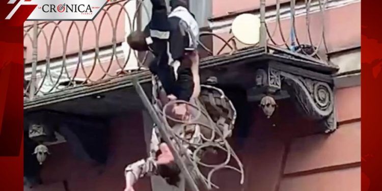 Graban caída de pareja rusa desde un balcón tras violenta pelea
