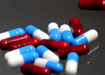 Repisas vacías de medicinas en el IMSS