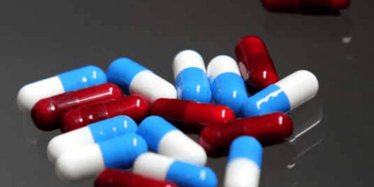 Repisas vacías de medicinas en el IMSS