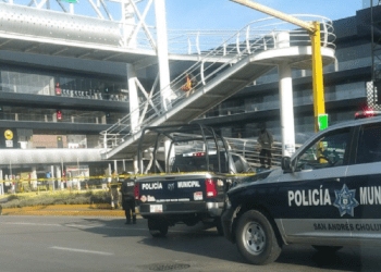 Hombre se quita la vida arrojándose de puente peatonal en la Vía Atlixcáyotl