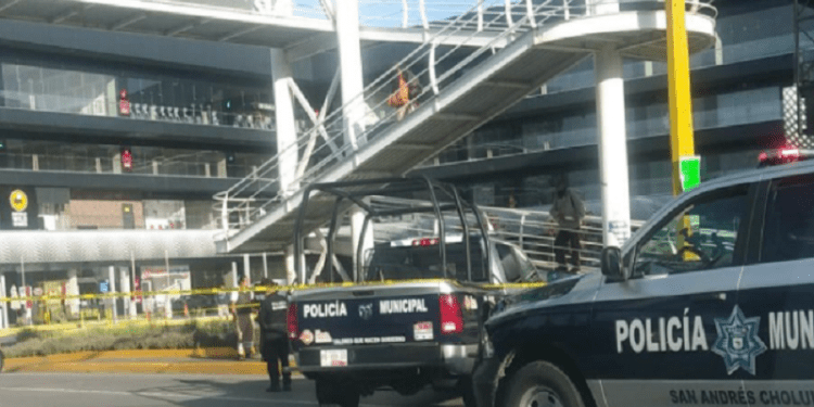 Hombre se quita la vida arrojándose de puente peatonal en la Vía Atlixcáyotl