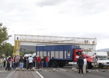 Pobladores de Tlahuapan liberan la México-Puebla; denuncian fraude electoral