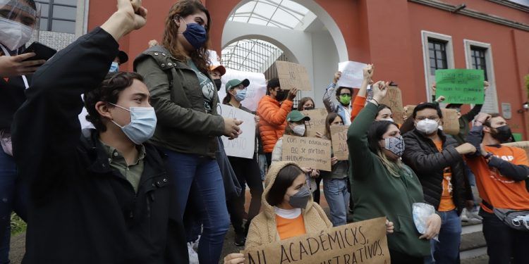 Estudiantes se manifiestan en los accesos de la UDLAP, piden salida de la policía