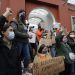 Estudiantes se manifiestan en los accesos de la UDLAP, piden salida de la policía
