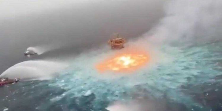 Tras varias horas de trabajo controlan incendio en ducto marino de Pemex