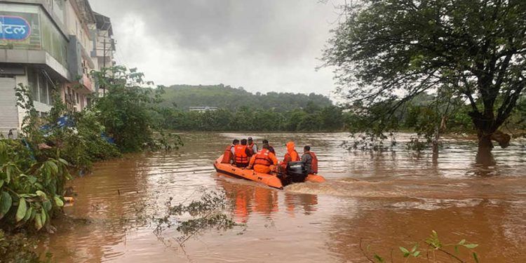 Las lluvias del monzón dejan 138 muertos en el oeste de India