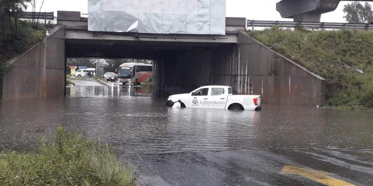 Lluvia provoca volcadura e inundaciones en Puebla 
