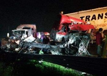 Choque de tráileres en la México-Puebla deja dos lesionados 