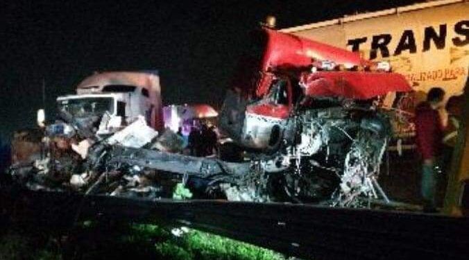 Choque de tráileres en la México-Puebla deja dos lesionados 