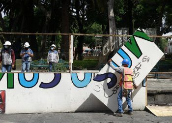 Inician con el retiro del cerco de madera del Zócalo de Puebla 