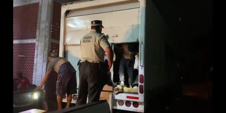 Detienen en la Puebla-Orizaba camión con migrantes centroamericanos 