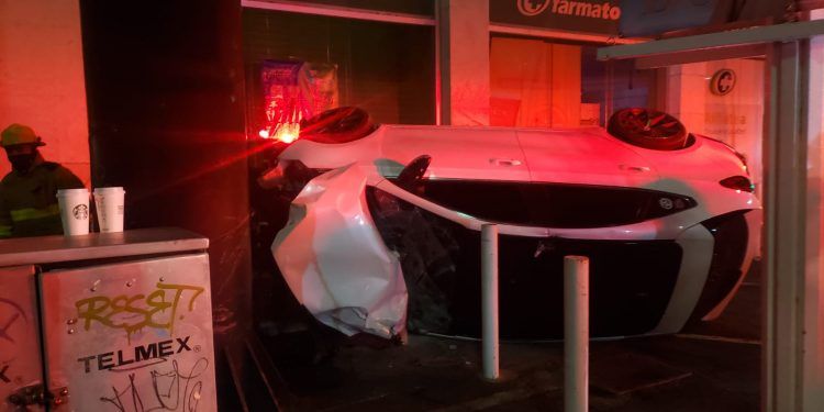 Automóvil se impacta contra pipa en la Vía Atlixcáyotl 