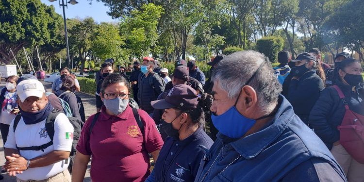 Policías y trabajadores del Ayuntamiento de San Pedro Cholula se van a paro