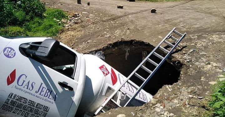 Socavón se traga pipa de gas LP en Santa Ana Xalmimilulco