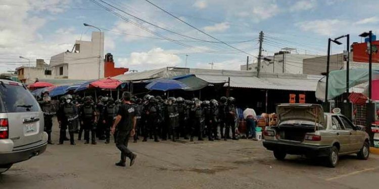 Comerciantes del Mercado Morelos agreden a reporteros durante operativo