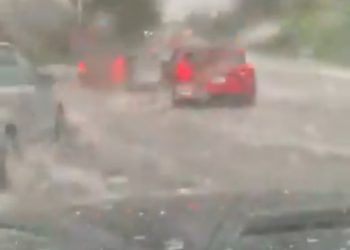 Lluvia y granizo inundan calles de Puebla 