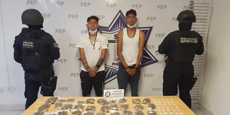 Caen dos presuntos narcomenudistas en inmediaciones de Plaza Loreto