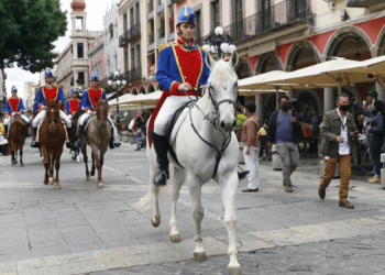 Recrean charros la entrada de Iturbide a la Angelópolis, para ser recibido con chiles en nogada tricolores