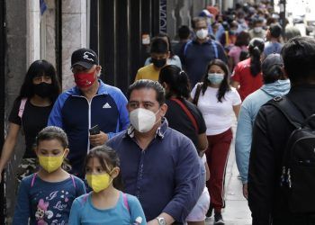 Ciudadanos ignoran alerta de contagios COVID y abarrotan el centro de Puebla