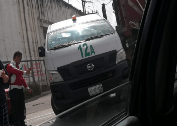 Combi de la Ruta 12 es embestida por el tren por tratar de ganar el paso en Puebla
