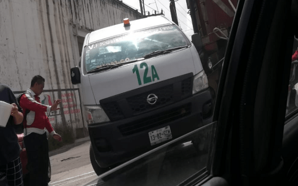 Combi de la Ruta 12 es embestida por el tren por tratar de ganar el paso en Puebla