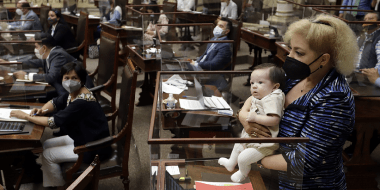 Legislan sobre lactancia, ebrios y evasión de presos