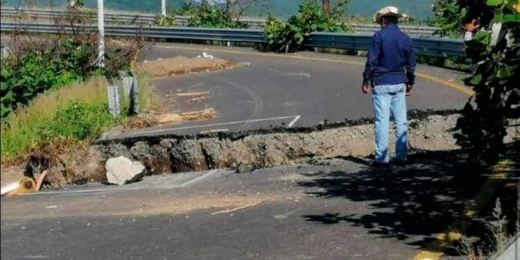 Hundimiento en carretera Atlixco es atendido por el ayuntamiento: Barbosa