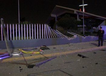 Vehículo colisiona y derriba barda de iglesia en la Vía Atlixcáyotl
