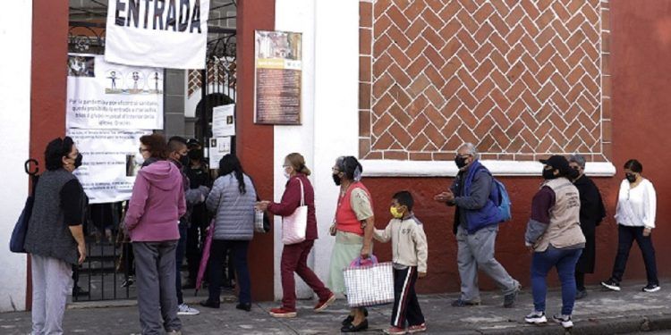 Poblanos acuden con medidas sanitarias a la iglesia del Carmen