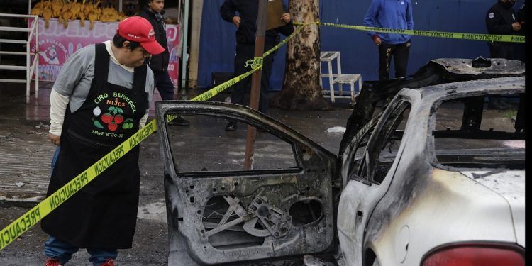Vehículo se incendia en la Central de Abasto