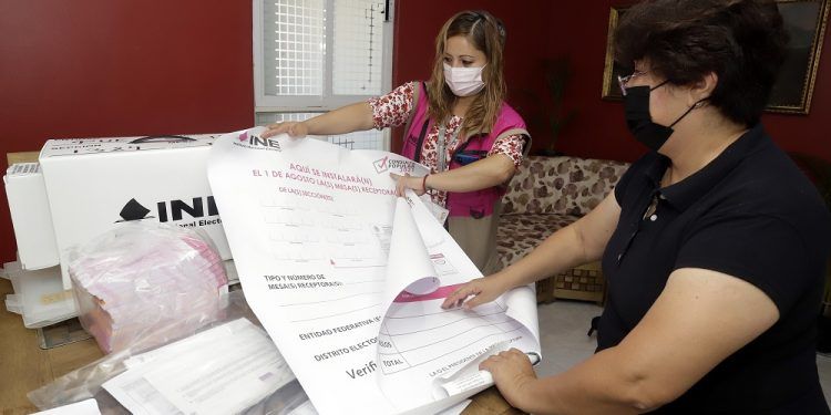 INE Puebla entrega paquetes con boletas para la Consulta Popular Nacional