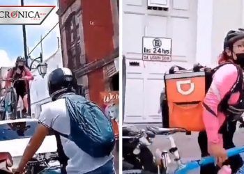 Ciclista pasa por encima de auto; el conductor se estacionó en una ciclovía