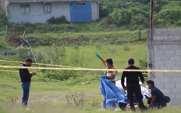 Hallan cadáver encobijado en colonia del sur de Puebla