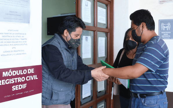 Entrega SEDIF 148 actas de nacimiento en braille