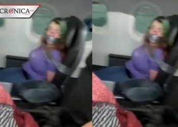 Amarran a pasajera por intentar abrir puerta de avión (VIDEO)