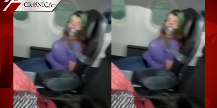 Amarran a pasajera por intentar abrir puerta de avión (VIDEO)