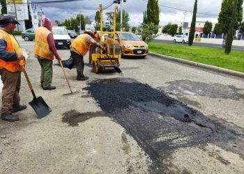 Realizan bacheo en la Recta