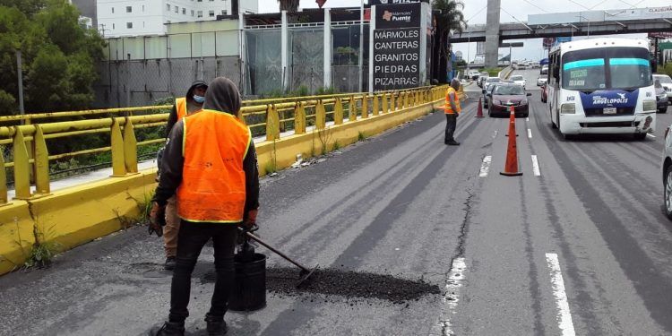 Vía Atlixcáyotl recibe mantenimiento de bacheo, señalética y pintura