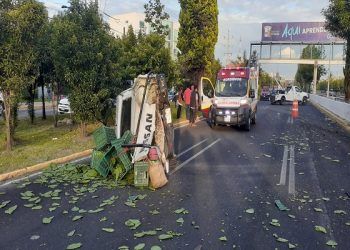 Camioneta vuelca en la Recta a Cholula