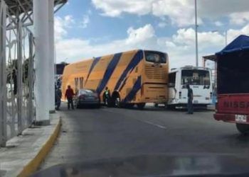 A horas de su encuentro con Puebla, choca autobús de Tigres en el bulevar Norte 
