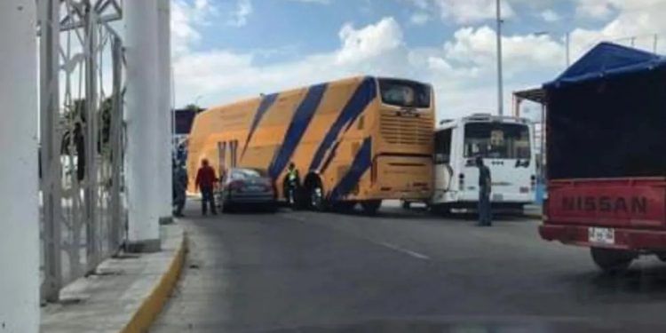 A horas de su encuentro con Puebla, choca autobús de Tigres en el bulevar Norte 