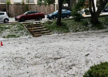 Granizo pinta de blanco calles de Puebla