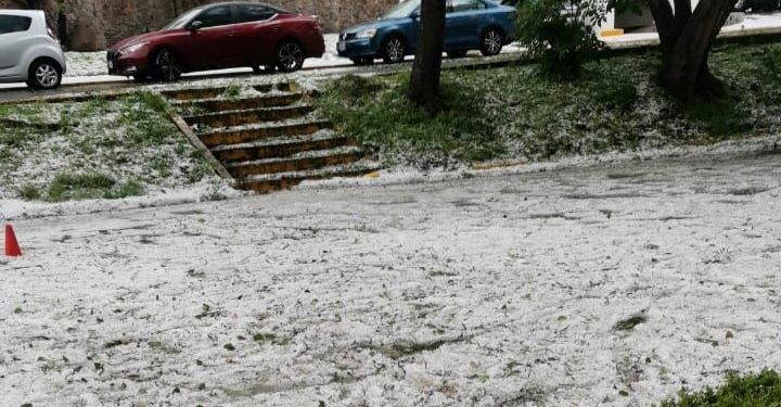 Granizo pinta de blanco calles de Puebla