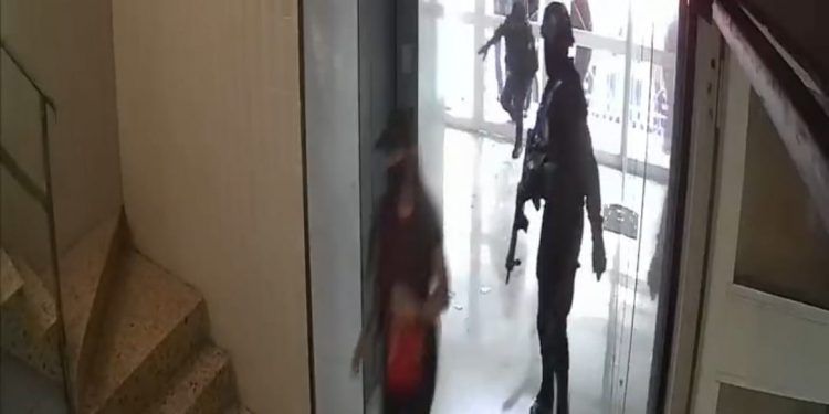 Niños y docentes estarían expuestos ante regreso a las aulas: senador