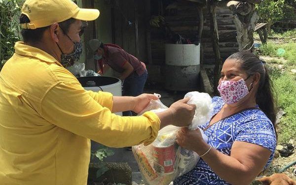 Entregan paquetes alimentarios a damnificados por huracán Grace en Venustiano Carranza