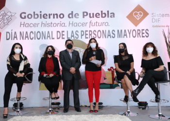Pese a pandemia, abuelos reciben muestras de amor